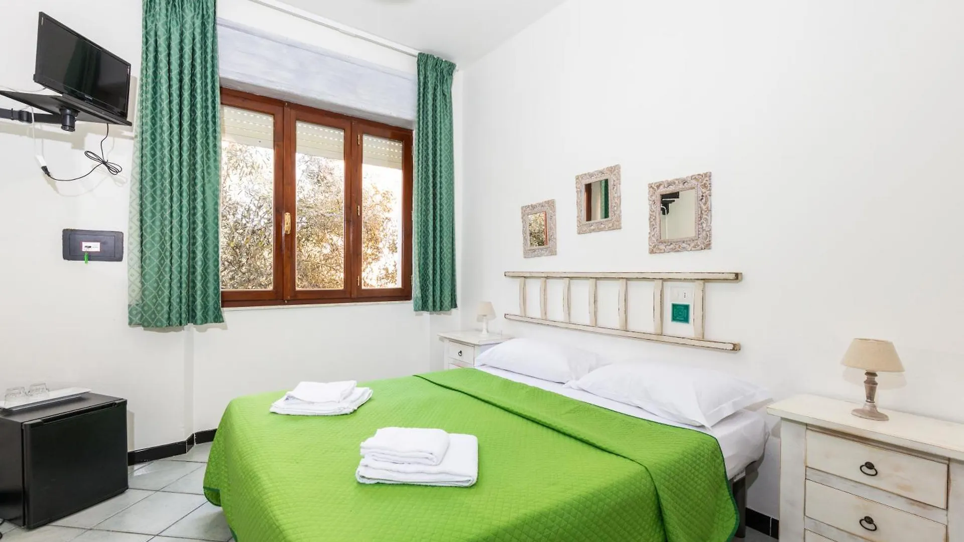 **  Helios Hotel San Teodoro  Itálie